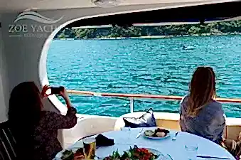 Immagine di una breve crociera sul Bosforo in barca a Istanbul in Turchia