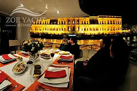 dîner-croisière sur le bosphore à istanbul la nuit