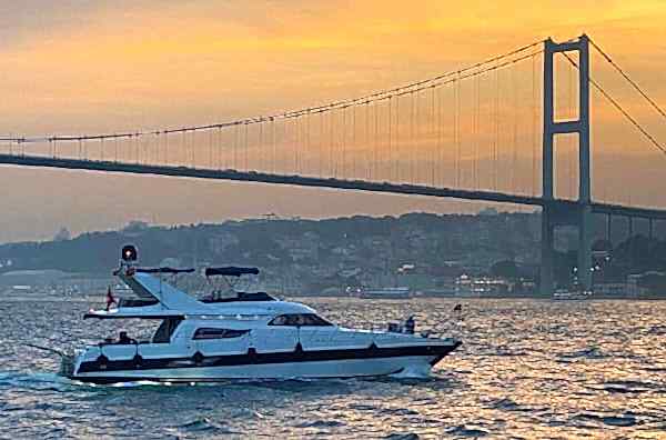 Immagine di una barca da crociera sul Bosforo a Istanbul al tramonto in Turchia